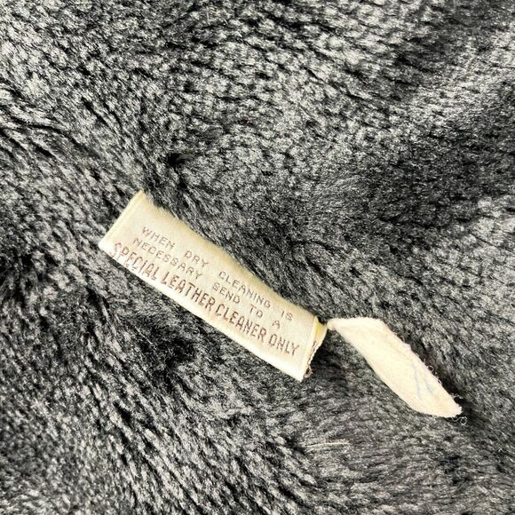 Elegant Black Leather Belted Jacket - Picture 12 of 12